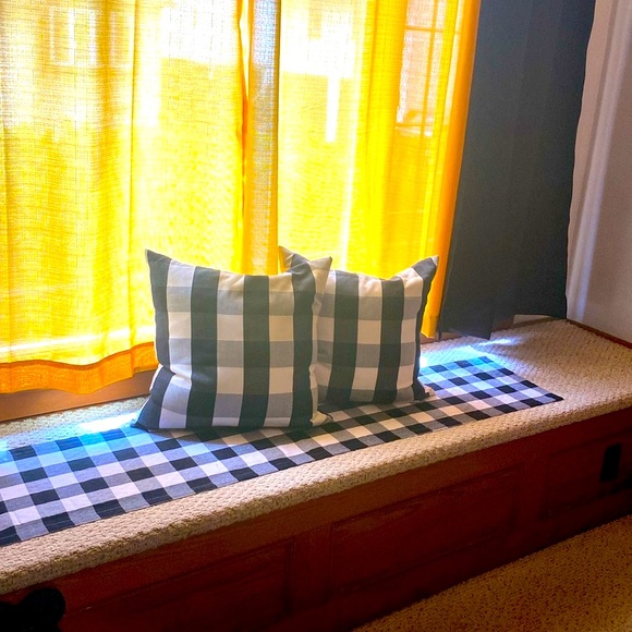 BLK/WHITE 🛍️CHECK BUNDLE OF 2 PILLOWS TABLE RUNNER— EUC; was just used as decor - Picture 7 of 9